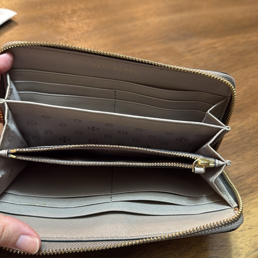 Tory Burch Robinson Beige Wallet - Picture 5 of 5